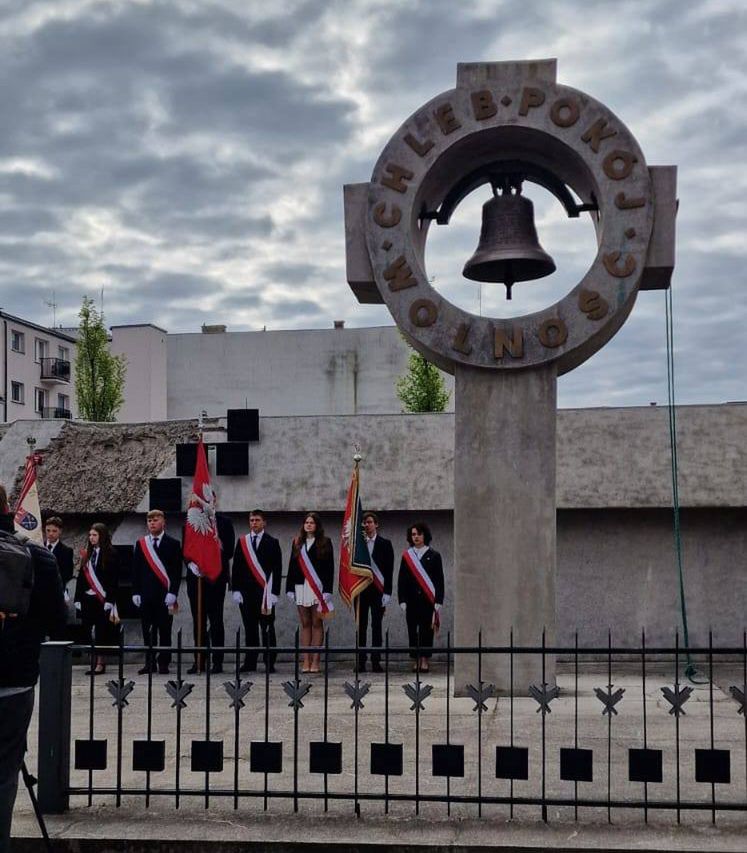Ostatni dzwonek dla maturzystów. Uczniowie w Płocku odebrali świadectwa