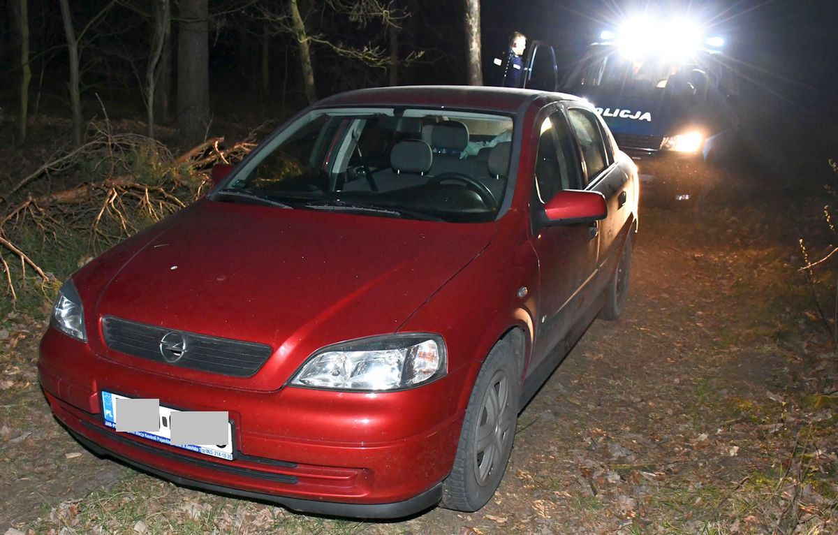 Uciekł przed policją, porzucił auto w lesie. 26-latek już z zarzutami