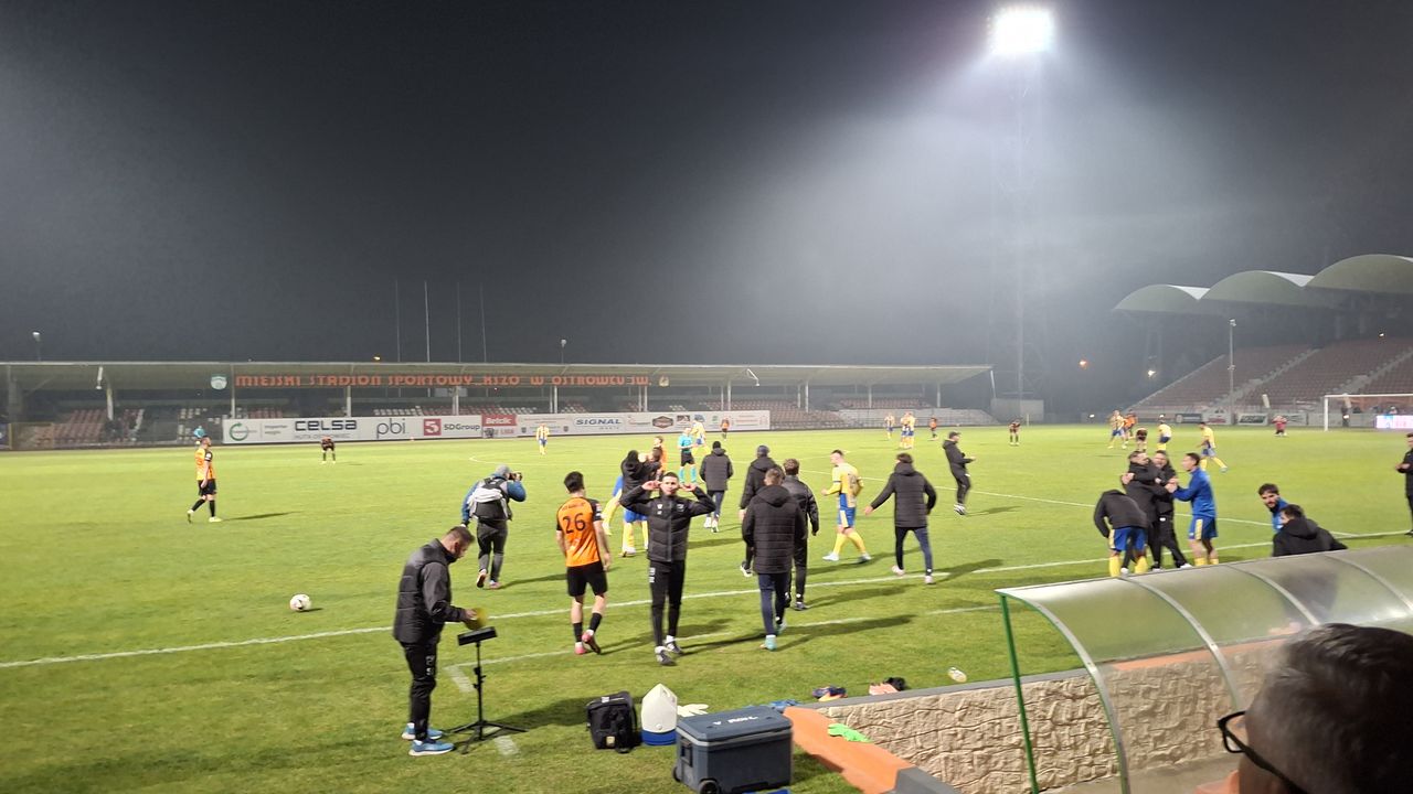 KSZO 1929 Ostrowiec Świętokrzyski wygrało ze Stalą Kraśnik. Decydujący gol Majewskiego