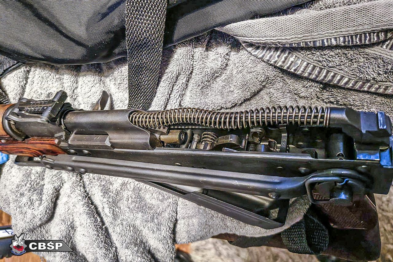 "AK-47, Glock i prawie 3 kg marihuany w krakowskim mieszkaniu" – CBŚP rozbija nielegalny arsenał