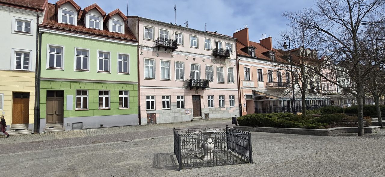 Odpadający tynk i brak remontów. Co dalej z kamienicami przy Starym Rynku?