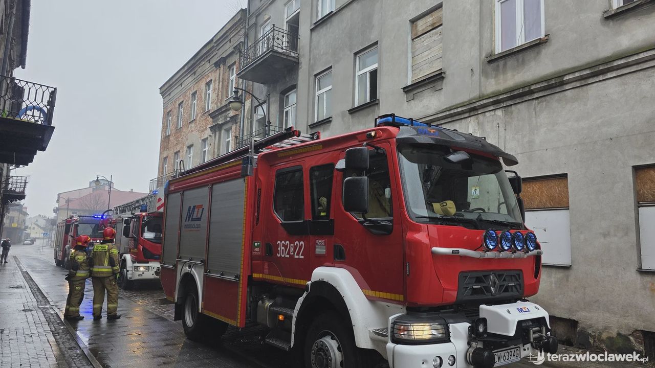 Akcja strażaków przy ul. Tumskiej. Doszło do pożaru w mieszkaniu na drugim piętrze