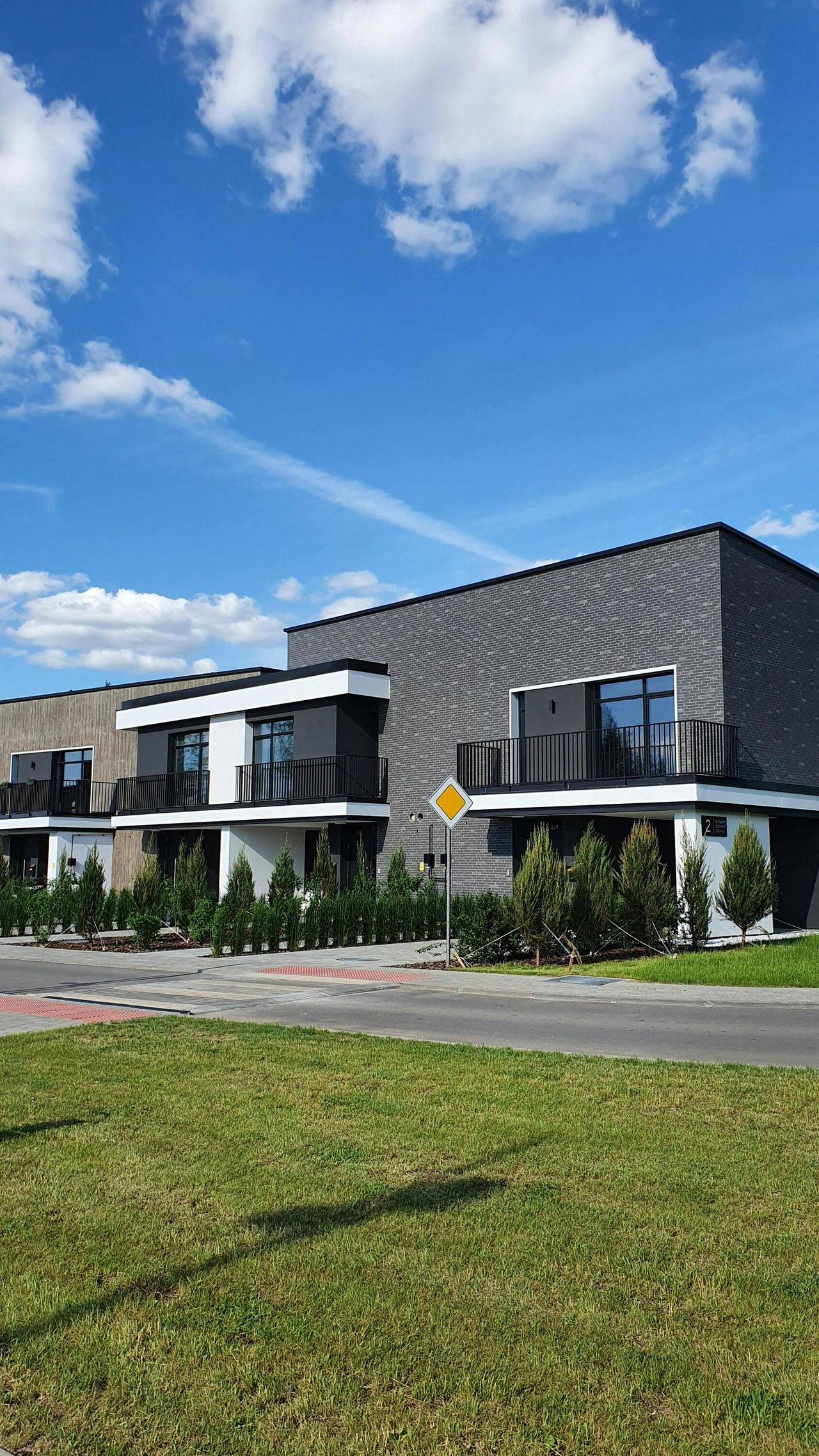 Dlaczego woda stoi na dachu płaskim? Błąd, który niszczy izolację szybciej, niż myślisz