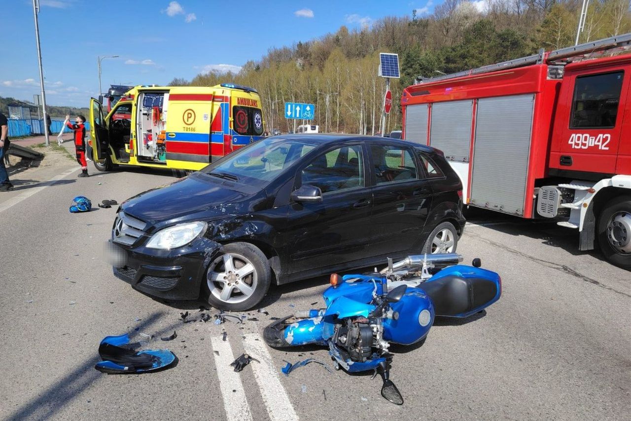 Groźne zderzenie z udziałem motocykla w gminie Brody. Śmigłowiec LPR w akcji po wypadku w Krynkach [zdjęcia]