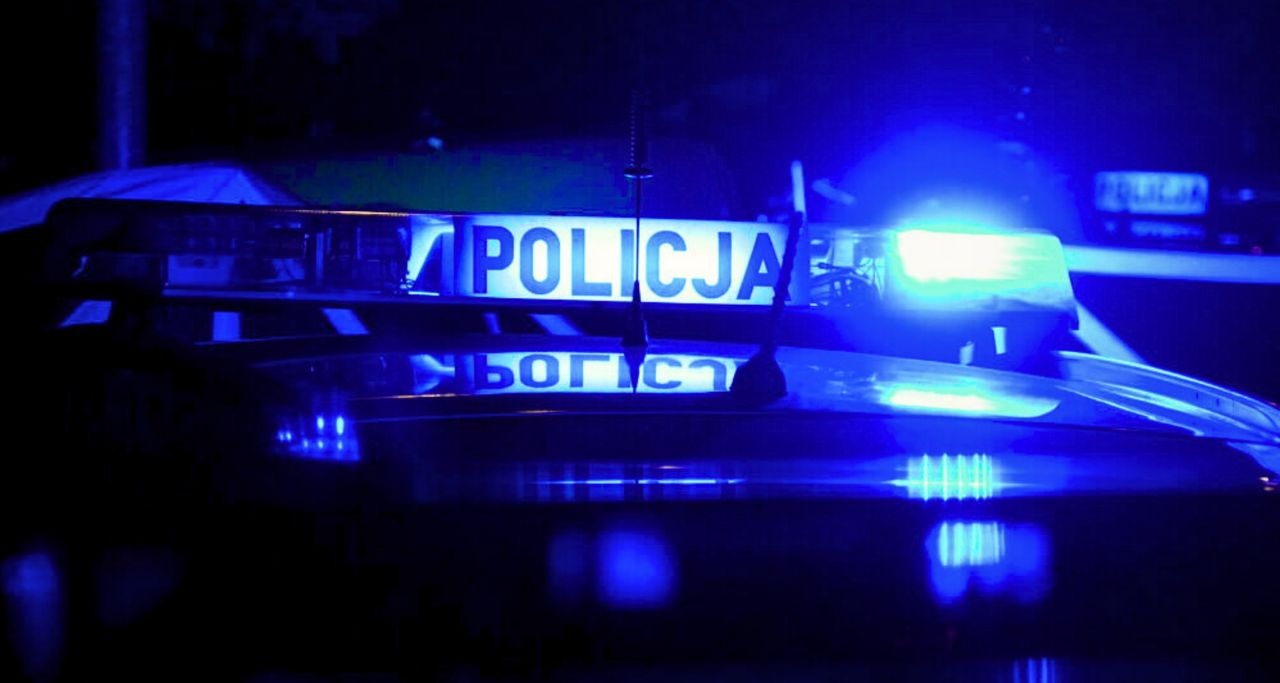 Wałcz: Zapłakana 8-latka machała do kierowców. Na szczęście zobaczył ją policjant