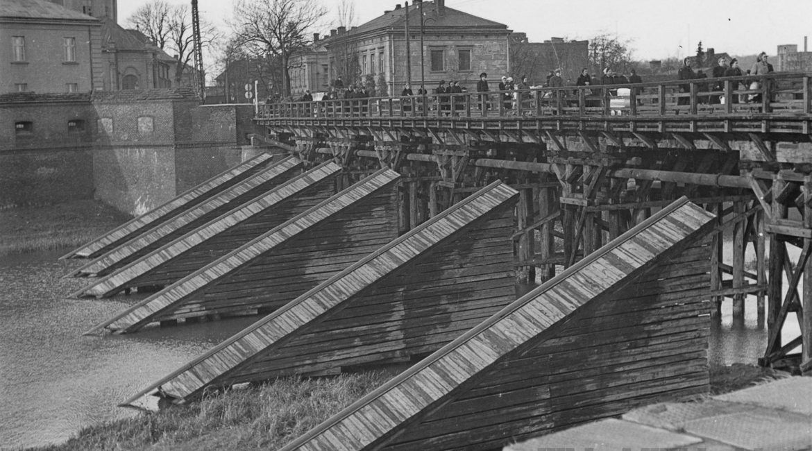 Władza zrobiła niemal wszystko, by zatuszować ten wypadek: 74 lata temu trolejbus spadł z mostu Cybińskiego do rzeki