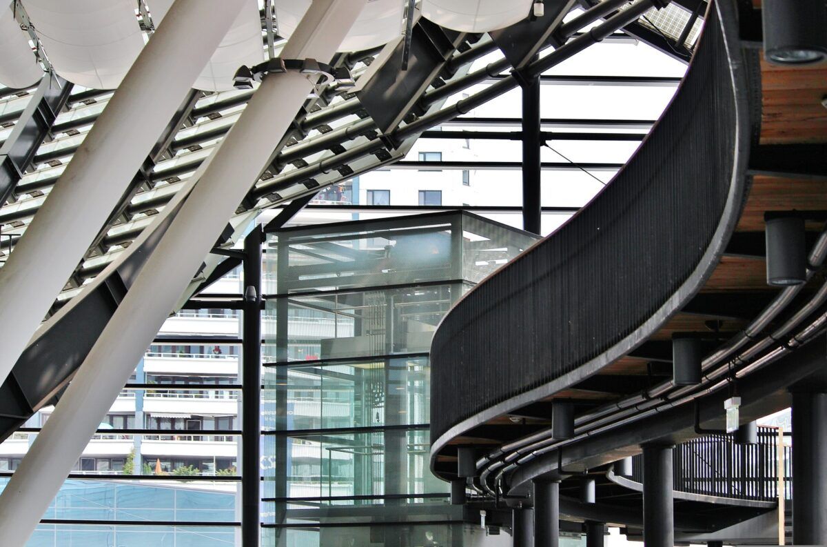 Święto maszyn. Potrzeby rosną z wiekiem – ile wind mamy w Polsce?