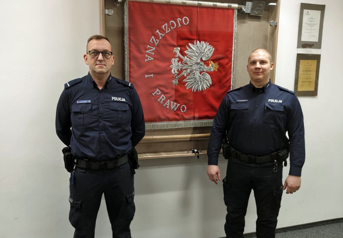 Policjanci z Gozdowa weszli do budynku objętego pożarem i bezpiecznie wyprowadzili na zewnątrz kobietę oraz jej koty i psa