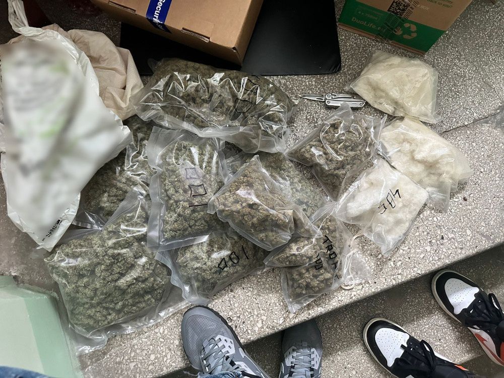 Poszukiwany za 18 miesięcy odsiadki wpadł z gigantycznym magazynem narkotyków.