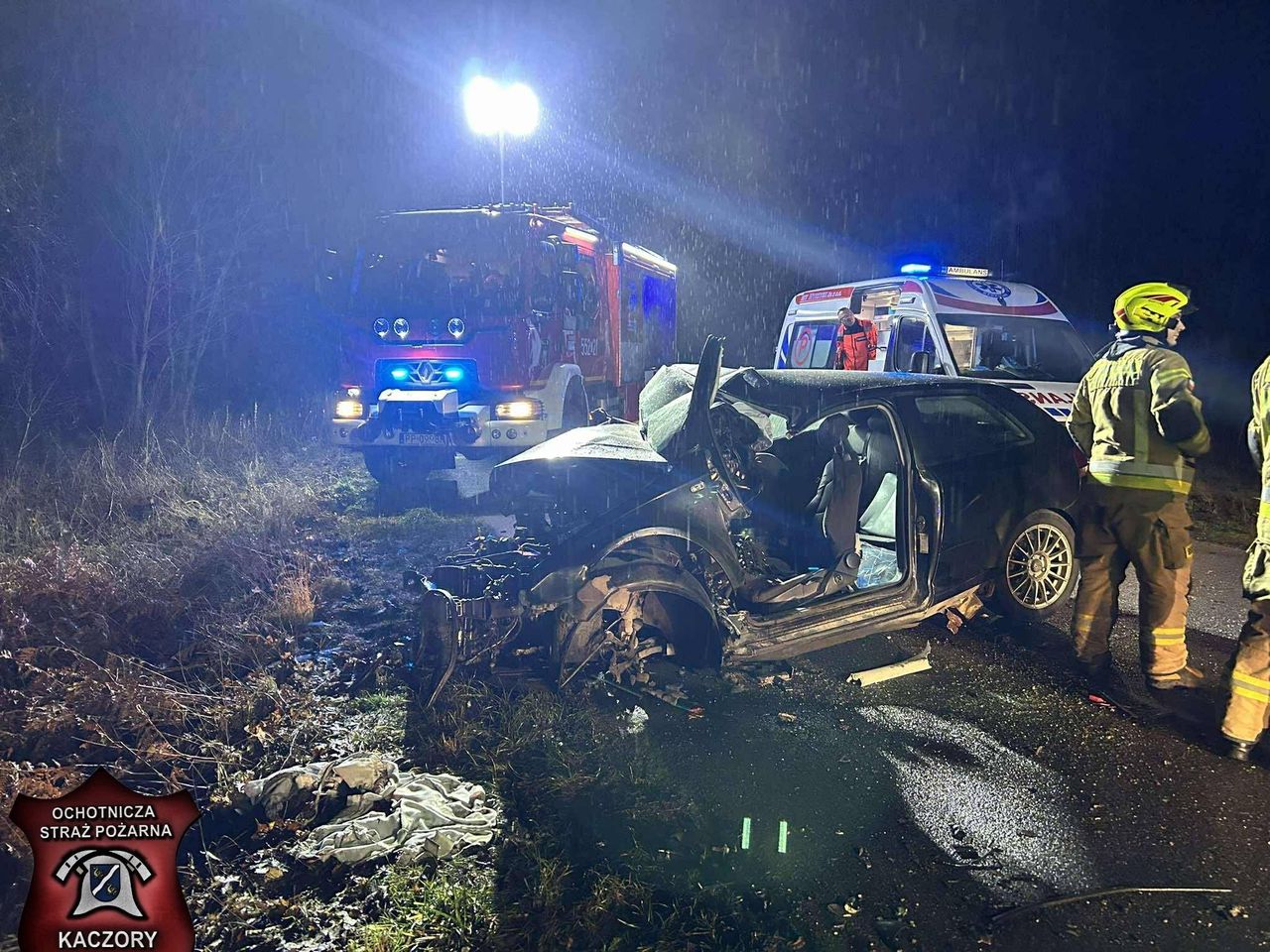 Audi wypadło z drogi i uderzyło w drzewo. Groźnie pod Kaczorami