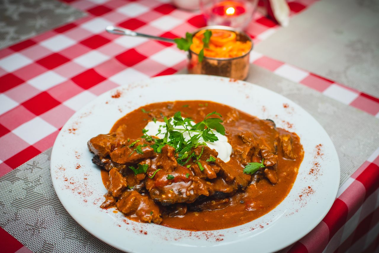 Placek po węgiersku – tradycyjna potrawa z ziemniaków i mięsa