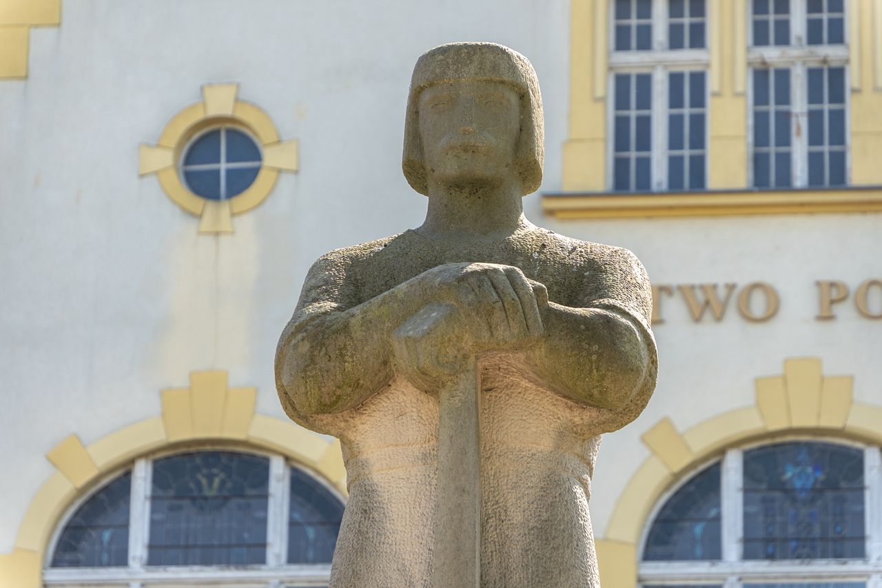 W całej Polsce jest tylko JEDEN taki pomnik. Stoi w miejscu, gdzie nikt by się nie spodziewał