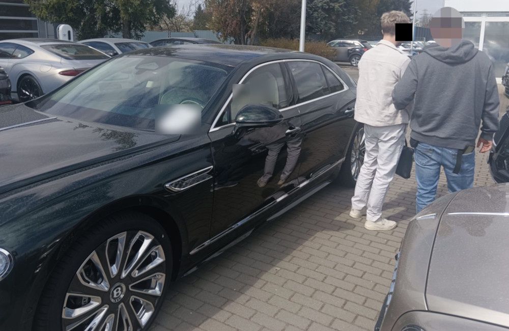 Fałszywy "dyrektor" po luksusowe auto. Policja zatrzymała 23-latka przy odbiorze Bentleya