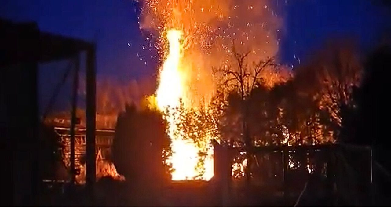 O krok od tragedii! Ogień pojawił się tuż przy budynku