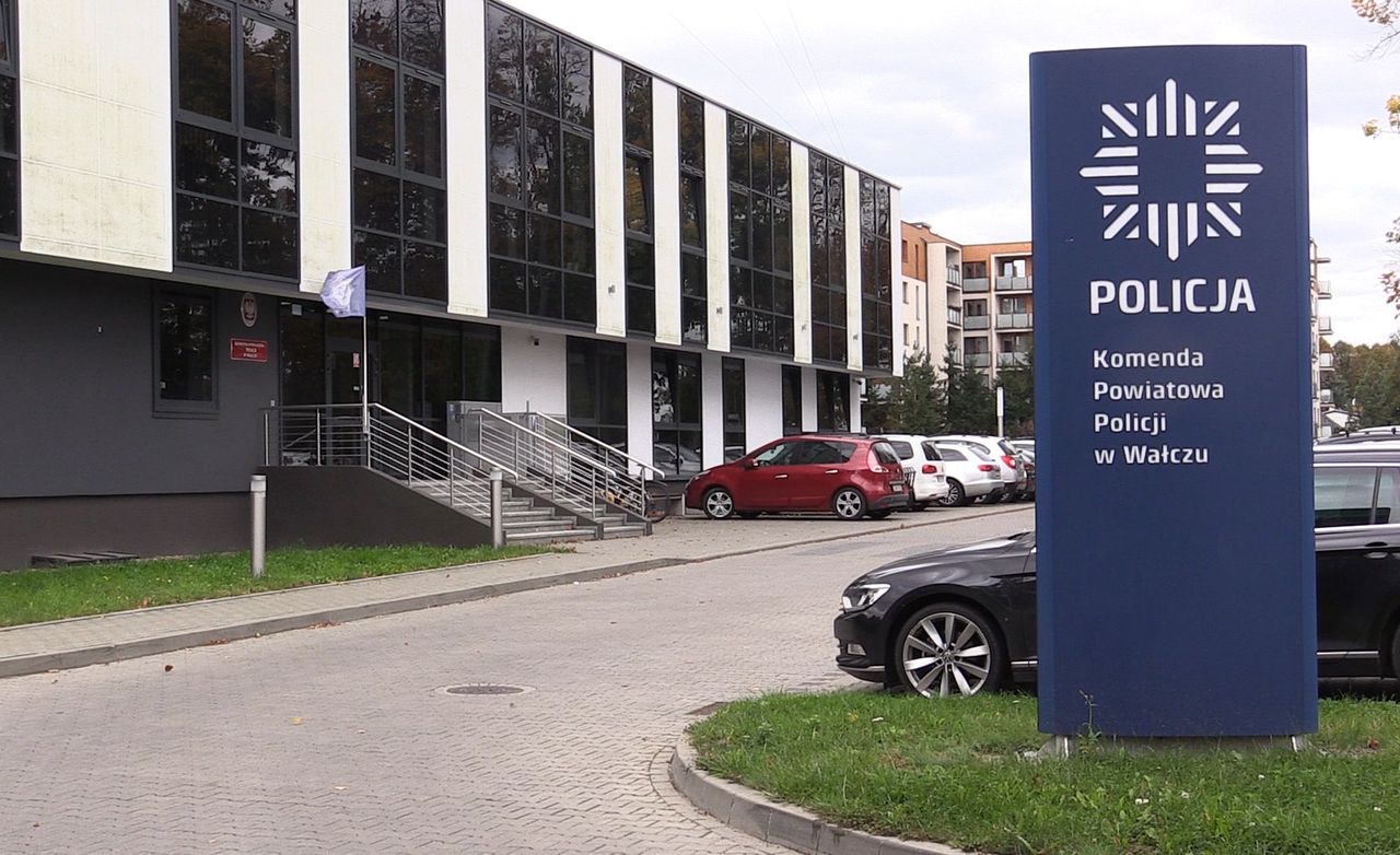 Śmierć w bloku w Wałczu. Agresor usłyszał najcięższy zarzut i trafił za kraty