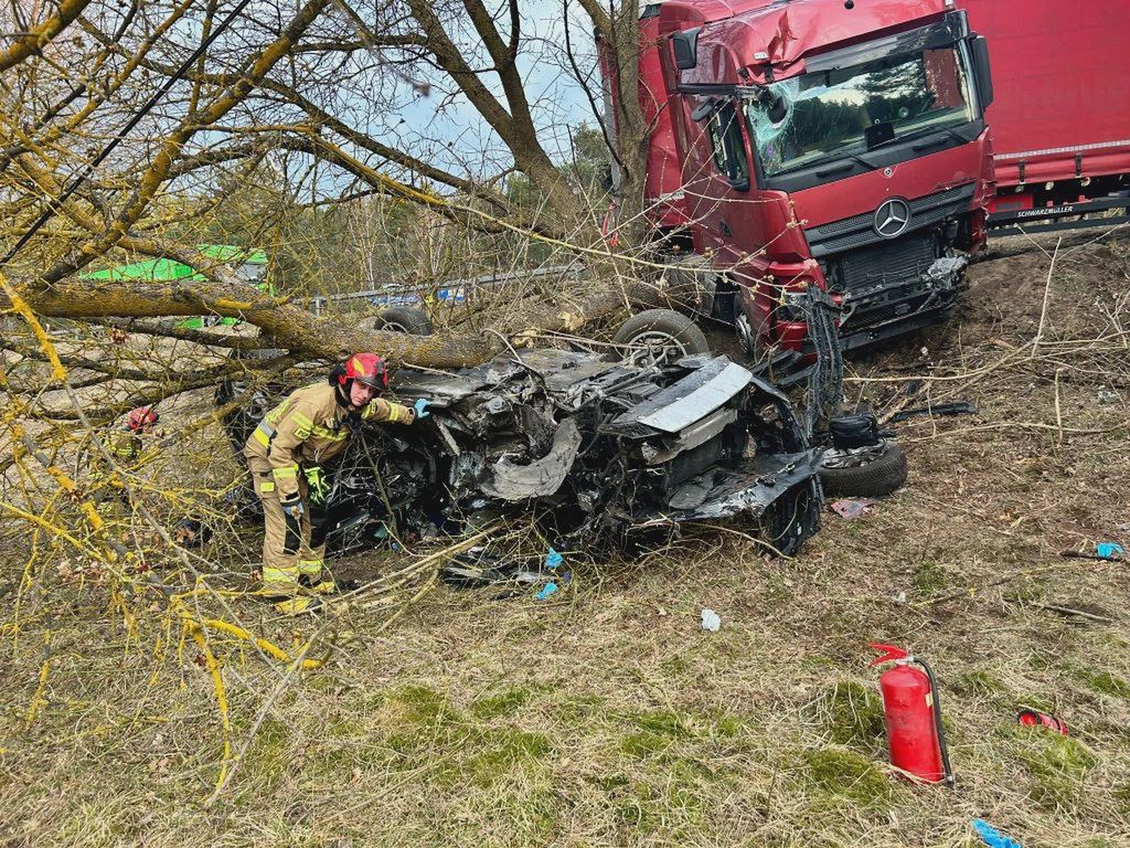 Czołowe zderzenie na krajowej „10”. Jedna osoba nie żyje