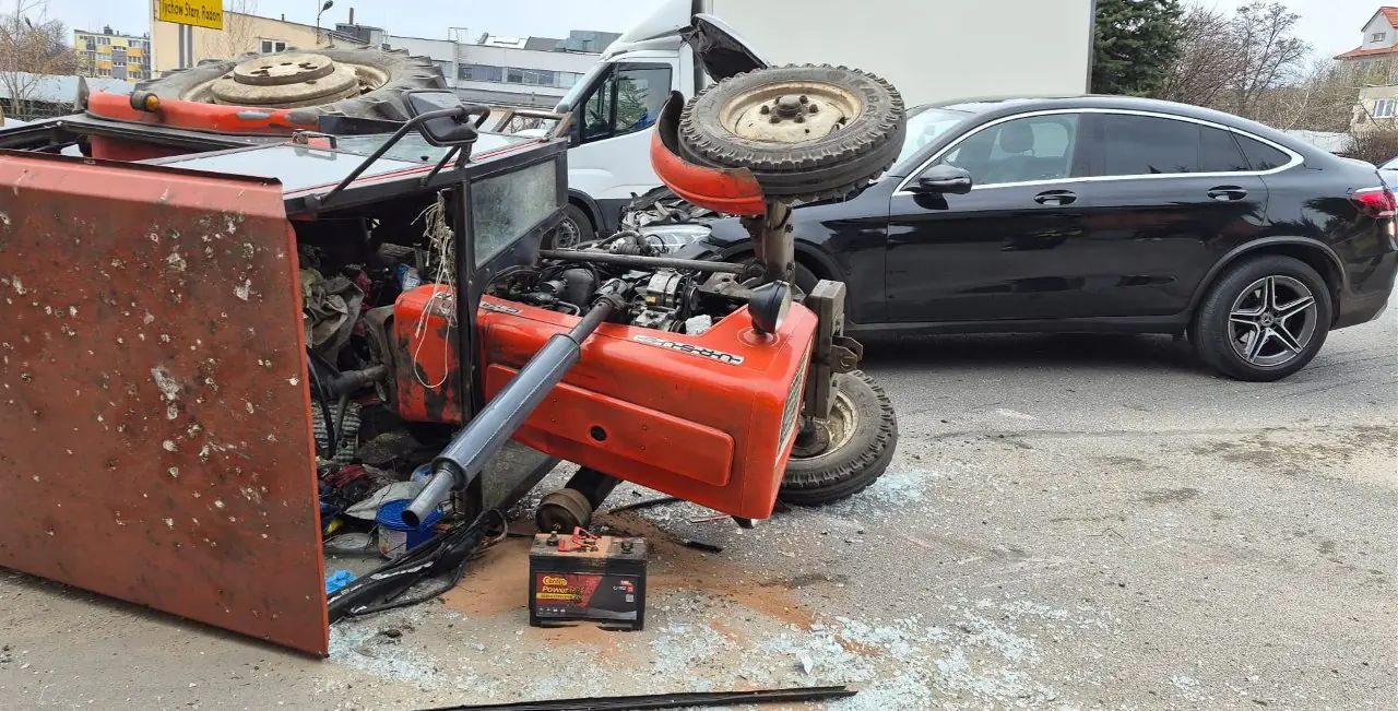 Starachowice: Mercedes uderzył w ciągnik, Ursus przewrócił się na bok
