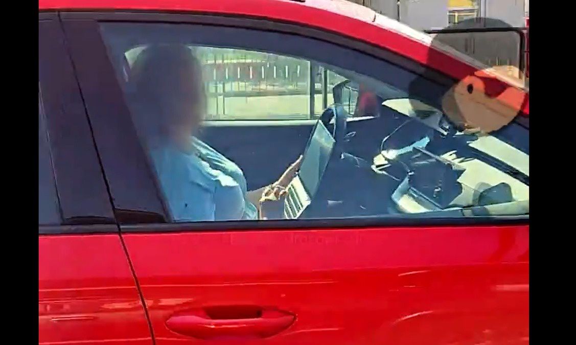 Ta pani ma kłopoty przez jeden film. Nagrali, jak prowadzi samochód
