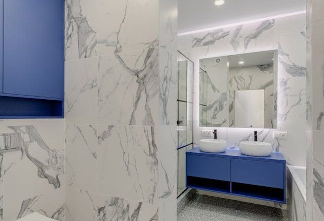 Jak wyremontować łazienkę w bloku? Przewodnik po aranżacji małej przestrzeni