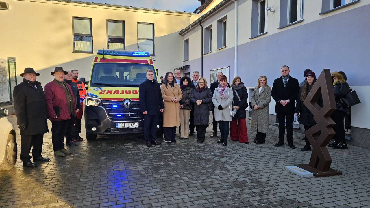 Chodzież: Nowa karetka dla Szpitala Powiatowego. Inwestycja za 690 tys. zł poprawi bezpieczeństwo pacjentów