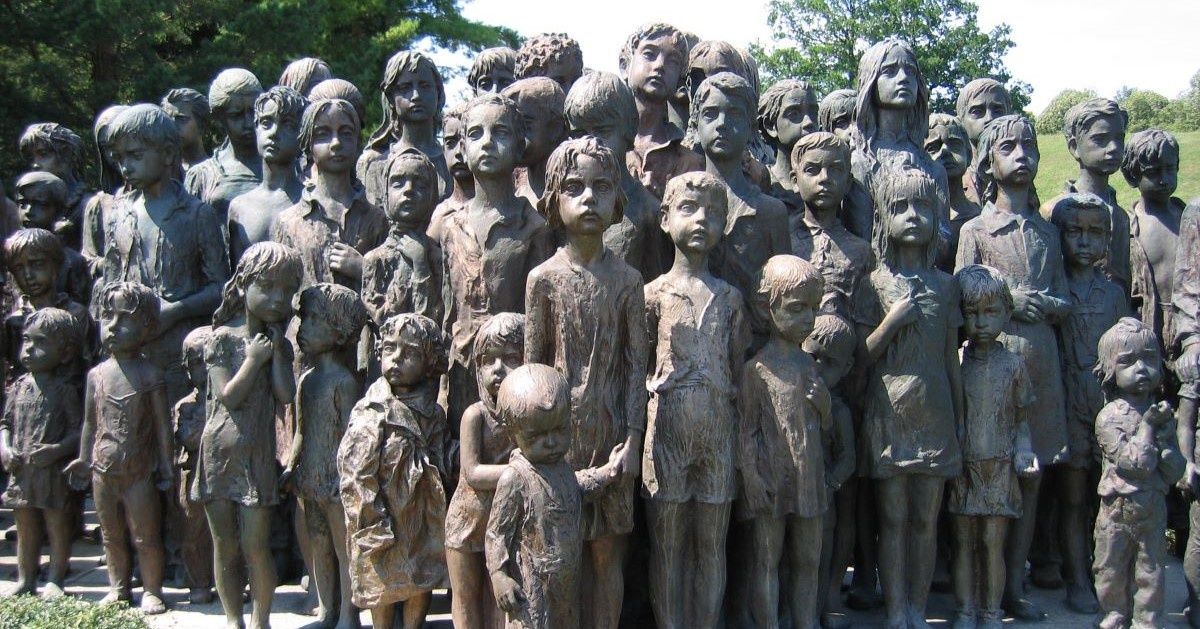 Lidice 1942. Dzieci wyrwane matkom i wysłane na śmierć