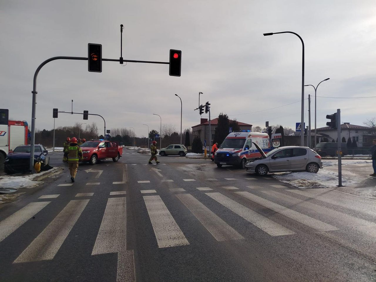 Zderzenie na skrzyżowaniu Siennieńskiej i Rzeczki. Dwaj kierowcy w szpitalu