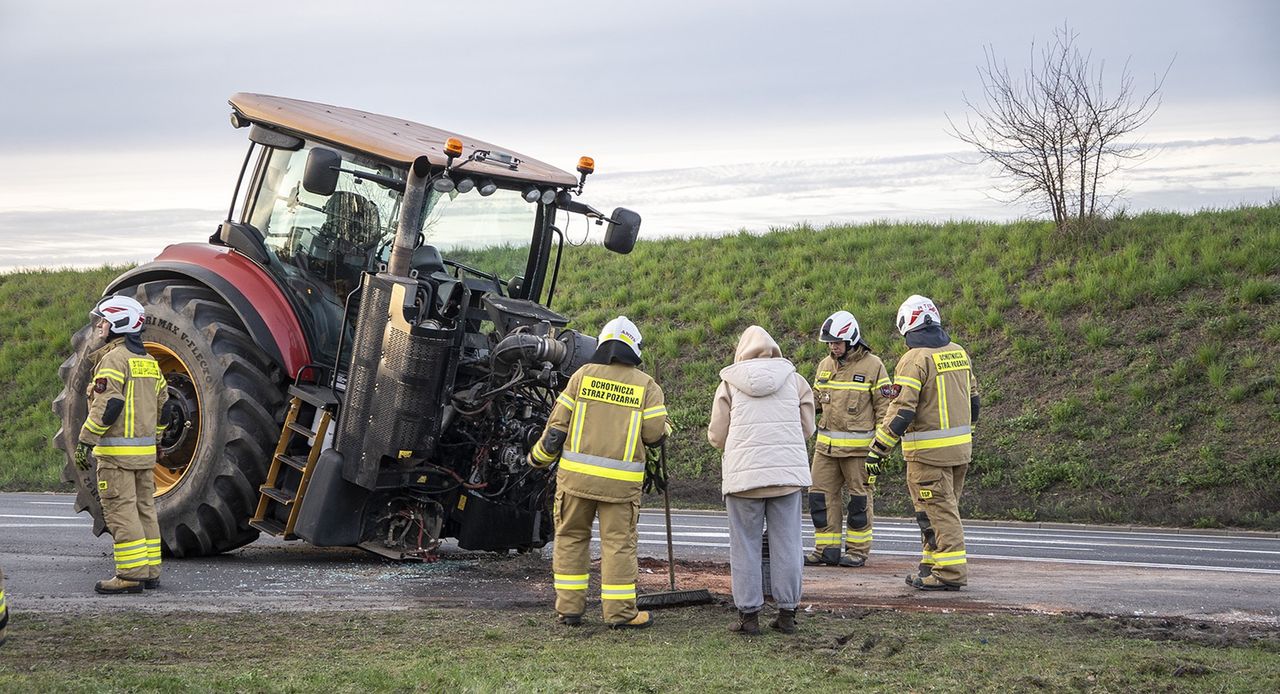 Wypadek w Starej Łubiance. Ciągnik uderzył w TIR-a