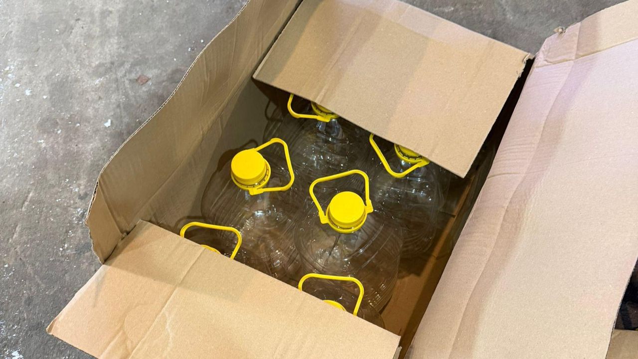 Nielegalna rozlewnia zlikwidowana pod Łodzią. Tysiące litrów spirytusu i kontrabanda zabezpieczone