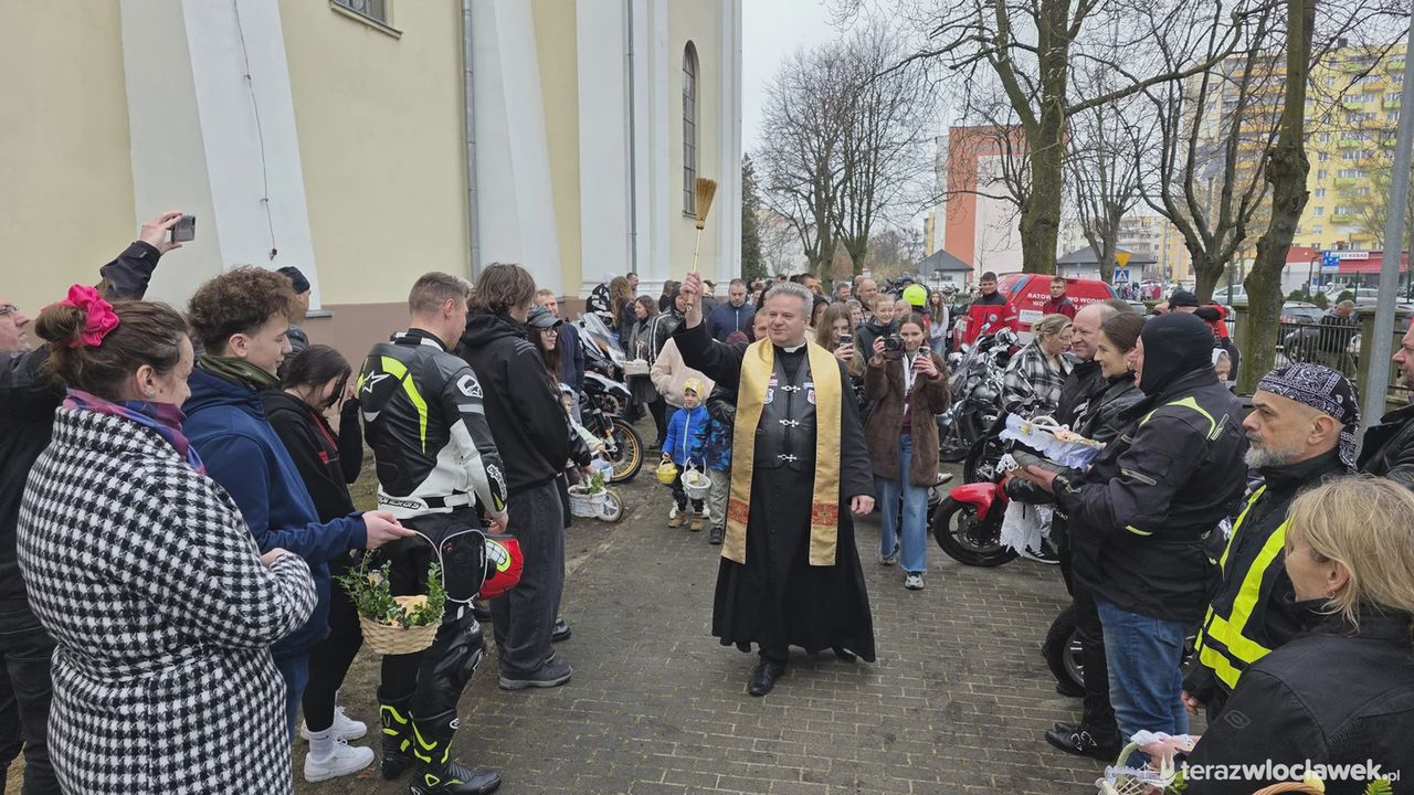 Motoświęconka we Włocławku. Motocykliści pod kościołem św. Stanisława