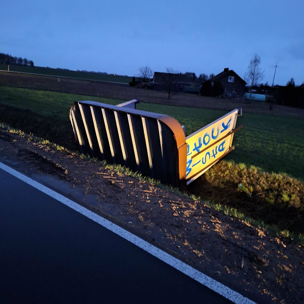 Silny wiatr w regionie. Strażacy interweniują – powalone drzewa i uszkodzony przystanek!