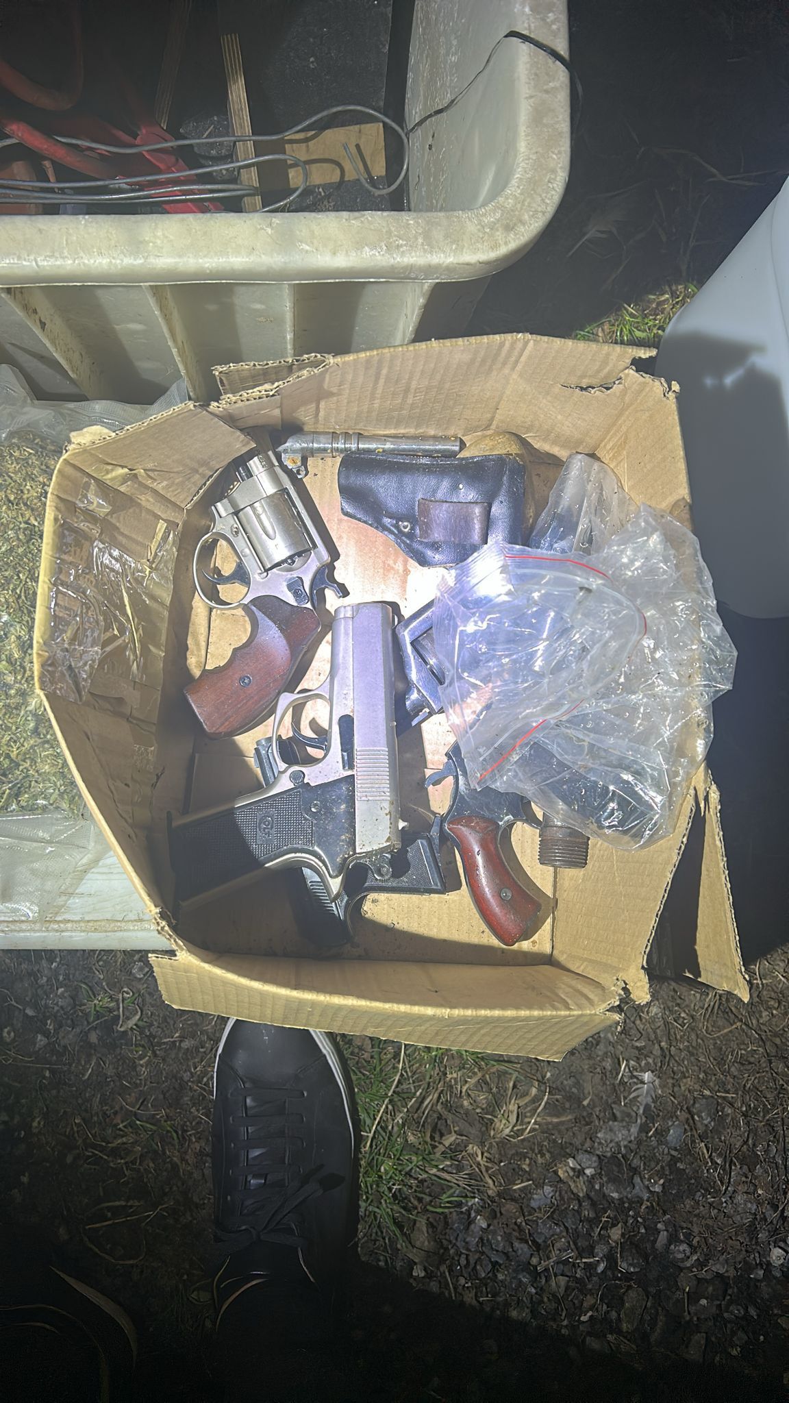 "Arsenał jak z filmu gangsterskiego". W Małopolsce zatrzymano ogromną ilość broni, narkotyków i nielegalnego alkoholu