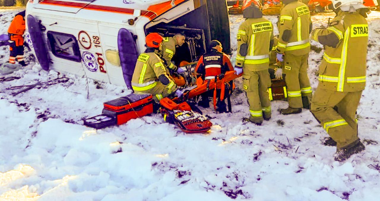 Tragiczny wypadek karetki pogotowia. Nie żyje kierowca, 3 osoby w szpitalach