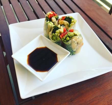 Przepis na "Rolsy w 15 minut" - z krewetkami, brokułem, awokado i papryką zwijane jako papier ryżowy