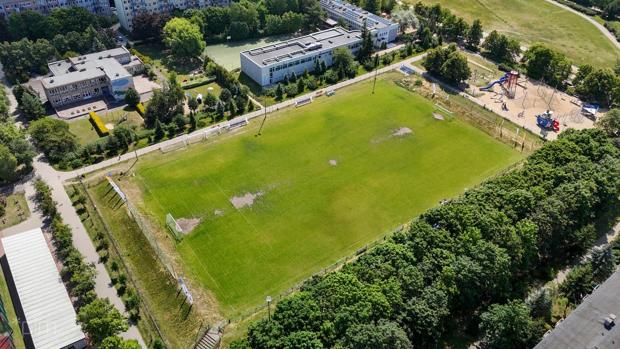 Nowe boisko dla TPS Winogrady i uczniów XX LO. Rusza przetarg na modernizację obiektu na Wichrowym Wzgórzu
