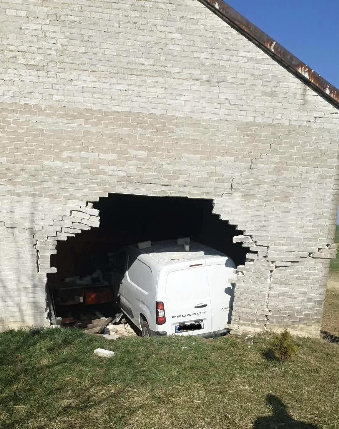 Wbił się autem w budynek gospodarczy. Groźny poranek w Stryczowicach