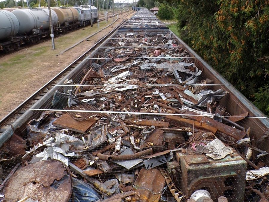 KAS zatrzymała w Dorohusku niemal 1,5 tys. ton nielegalnych odpadów z Ukrainy. Skład zawrócono