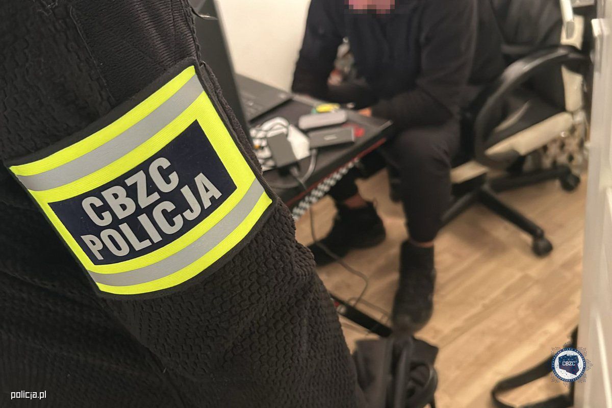 Cybergang rozbity w Poznaniu i Warszawie. Prali pieniądze z oszustw "na bankowca" i fikcyjnych ogłoszeń
