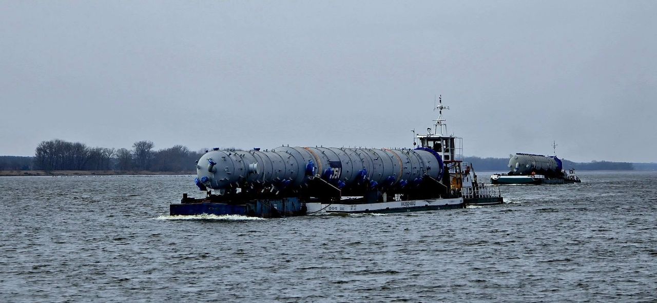 Transport ogromnej kolumny przez miasto do Orlenu!