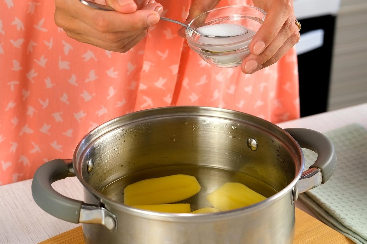 Solisz ziemniaki podczas gotowania? Tylko nie to! Tracisz to, co najważniejsze