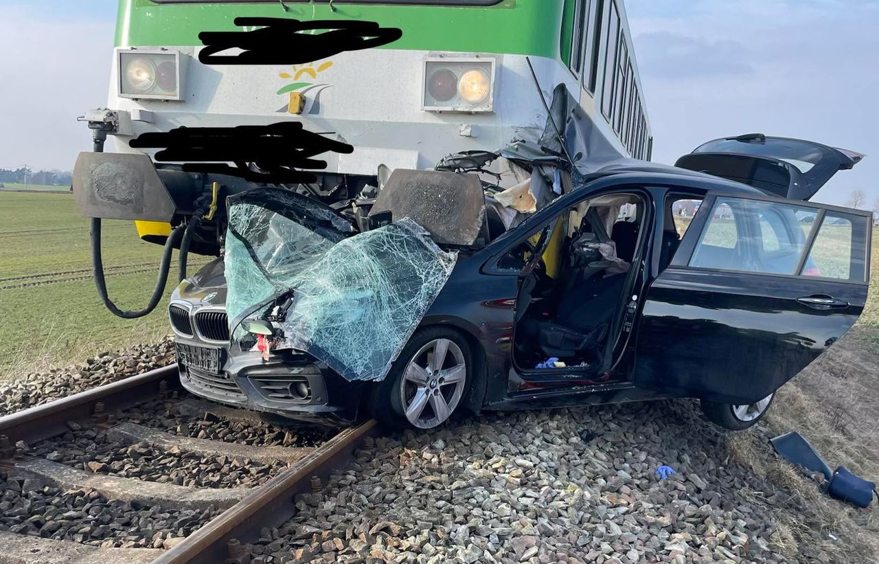 Tragiczny wypadek na przejeździe kolejowym w Ogorzelicach. Szynobus zderzył się z samochodem!