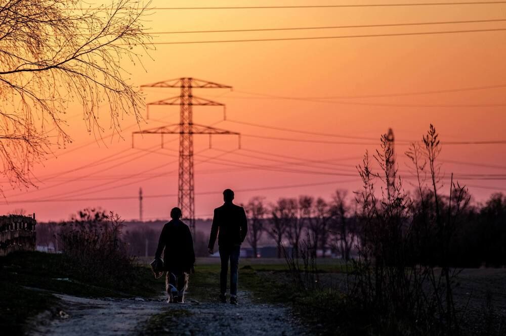Ekspert wyjaśnia, dlaczego po kolacji warto wyjść na spacer