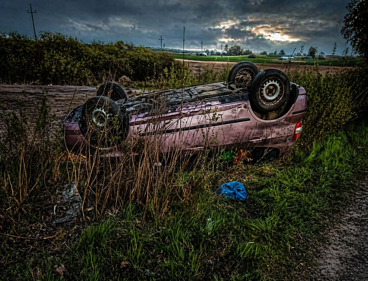 Ukradł hondę i dachował — miał prawie 2,5 promila. Grozi mu 5 lat więzienia