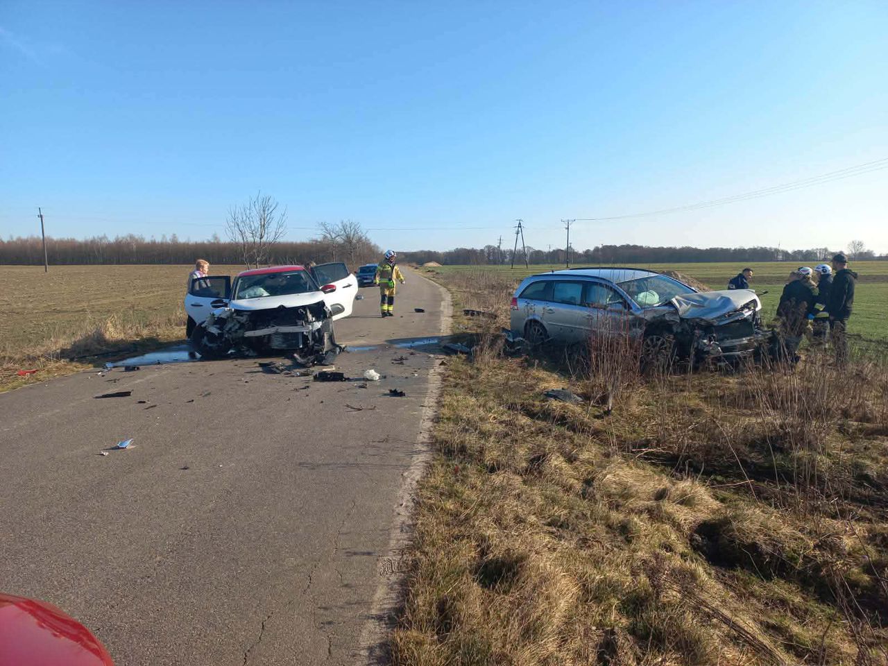 Zderzenie czołowe w Smolinie – dwie osoby ranne. Policja wyjaśnia przyczyny wypadku!
