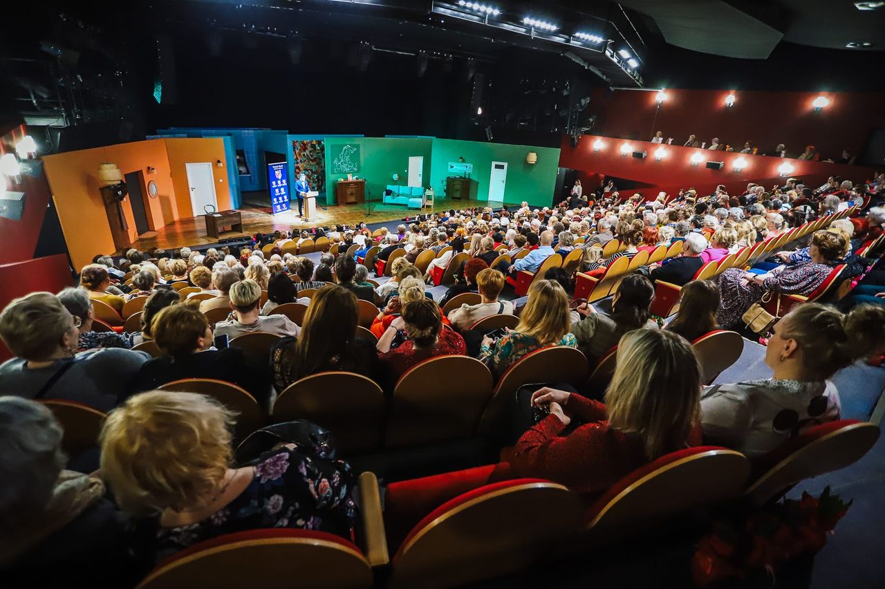 Kwiaty, życzenia i dużo śmiechu. Powiat świętował Dzień Kobiet