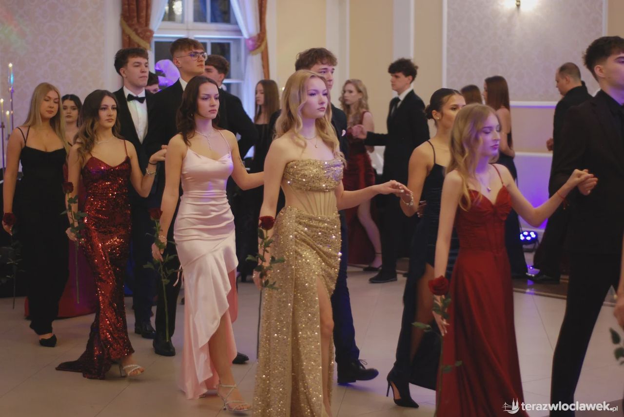 Studniówka IV LO im. Baczyńskiego we Włocławku. Zobacz fotorelację!