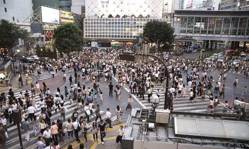 Tłumy ludzi przechodzące przez skrzyżowanie Shibuya w Tokio