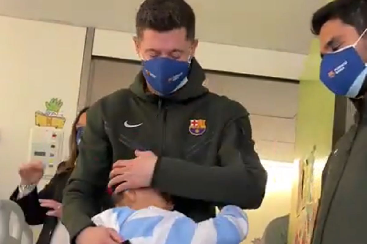 Lewandowski w maseczce, przytula dziecko... Wyjątkowe obrazki z Barcelony