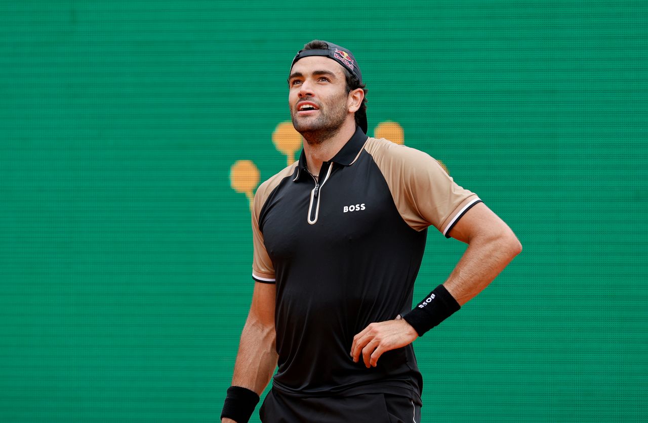 Gwiazdor przegrał w strugach deszczu. Argentyńczyk broni honoru rozstawionych