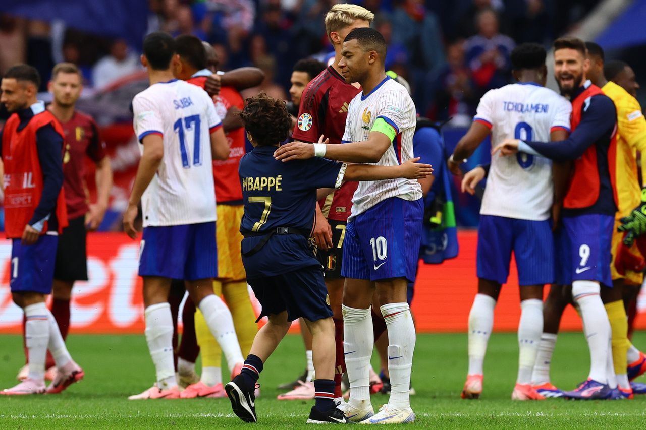 Child on the pitch. Mbappe’s response is a success