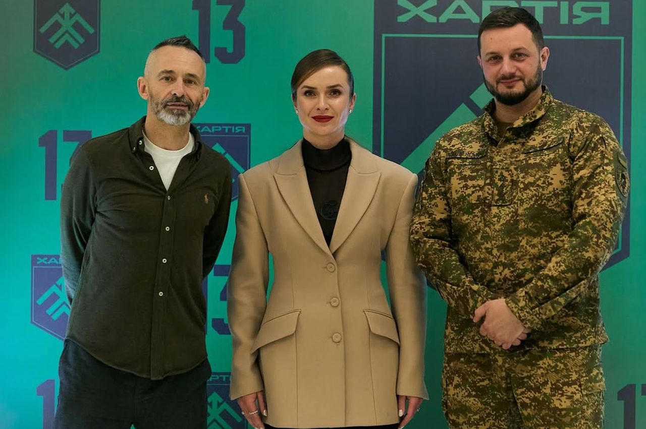 Stanęła ramię w ramię z żołnierzem. Miała istotny powód